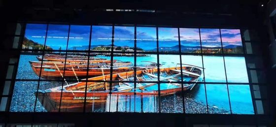 Écran à LED transparent pour fenêtres Taille du panneau 1000 mm Écran à LED en maille 32768 points/M2 Densité de pixels