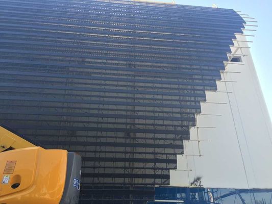 Écran publicitaire à LED transparent à 60% avec visibilité à travers le verre pour un centre commercial