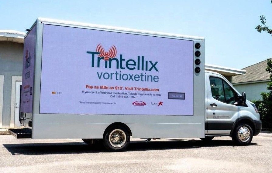 2S Méthode de conduite de véhicule publicitaire mobile en extérieur